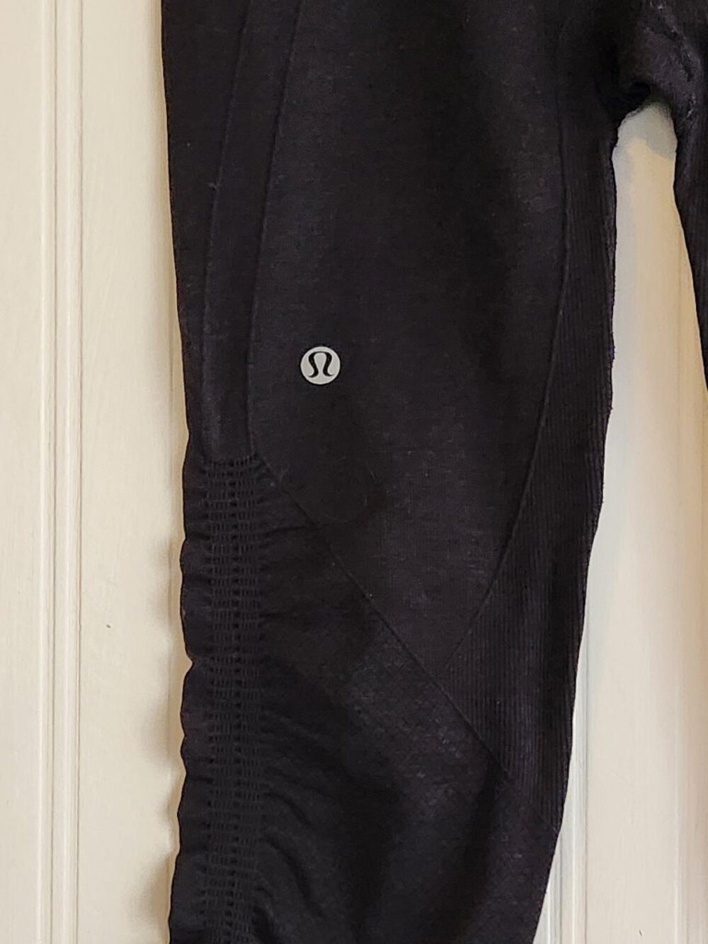 LULULEMON In the Flow Ruched Capri Leggings - Sz 4 - Picture 4 of 5